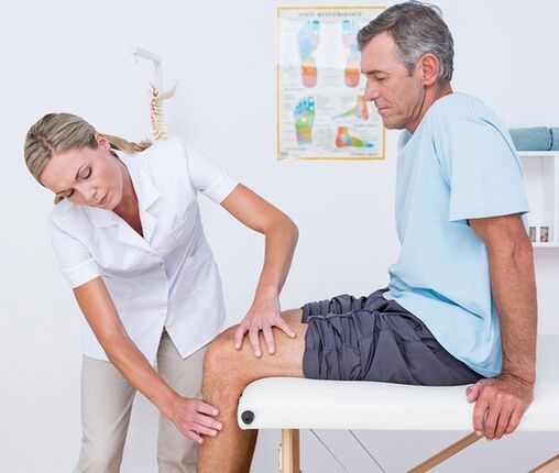 The doctor performs visual inspection and palpation on patients with knee pain